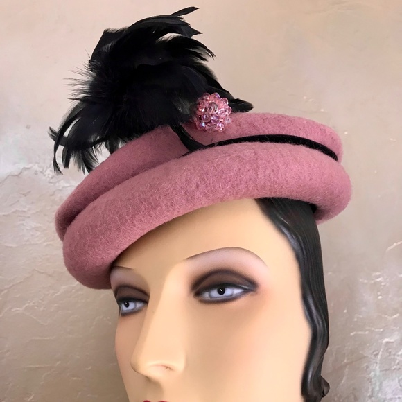 DASHING 1940s PINK \'MOHAIR\' FELT HAT WITH MATCHING JEWEL AND BLACK FEATHERS main image 8